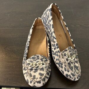 Vionic Chill Mesa Leopard print Loafers with Gold Chain Size 7.5